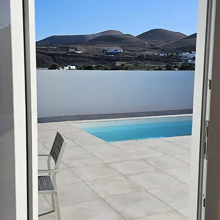 Tranquilidad Entre Volcanes * Uga